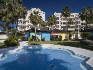 Apartamento con 3 dormitorios se vende en Estepona, Costa del Sol