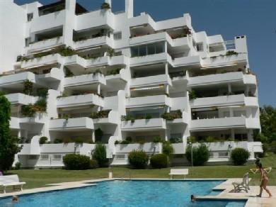 Apartamento con 2 dormitorios se vende en Marbella, Costa del Sol