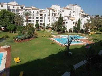 Apartamento con 2 dormitorios se vende en Marbella, Costa del Sol