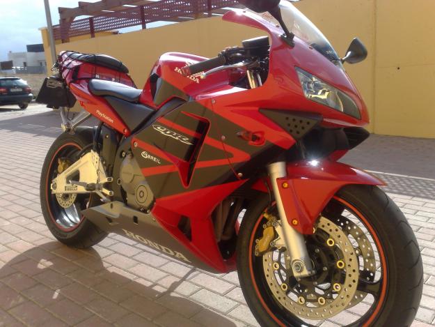 VENDO HONDA CBR 600RR DEL 04, LIMITADA EN PAPELES.