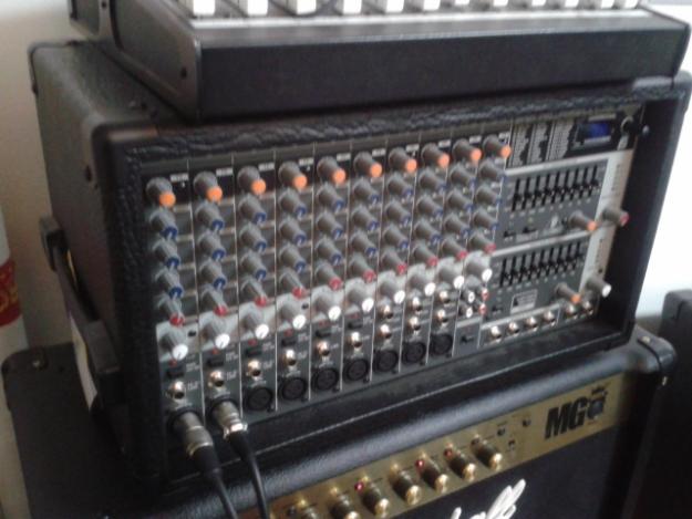 Mesa autoamplificada Behringer + PA+ soportes+cab