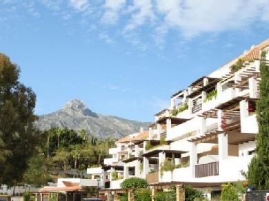 Apartamento con 3 dormitorios se vende en Marbella, Costa del Sol