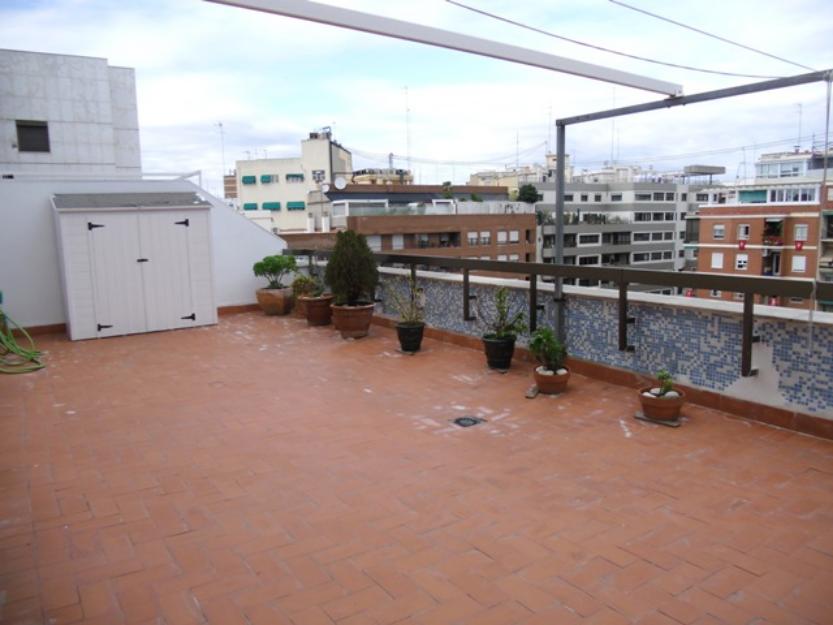 Alquilo atico vacio con terraza de 40 m2 3 hab