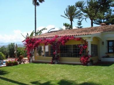 Chalet con 4 dormitorios se vende en Marbella, Costa del Sol