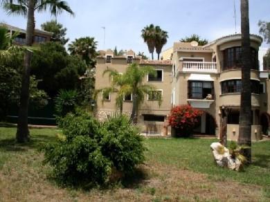 Chalet con 5 dormitorios se vende en Malaga, Costa del Sol