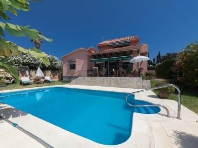 Chalet con 4 dormitorios se vende en Marbella, Costa del Sol