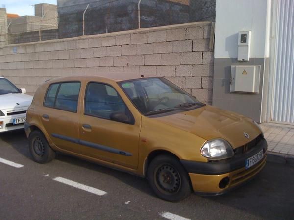 se vende renault clio 2001 , 600euros accidente