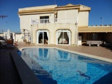 Chalet con 4 dormitorios se vende en Torrevieja, Costa Blanca