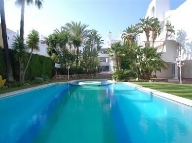 Apartamento con 3 dormitorios se vende en Marbella, Costa del Sol