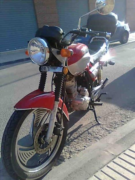 MOTO 125CC SEMINUEVA 18MESES Y 1000KM  VENDO O CAMBIO POR MOUNTAINBIKE €