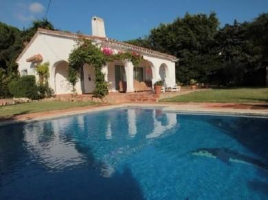 Chalet con 2 dormitorios se vende en Marbella, Costa del Sol