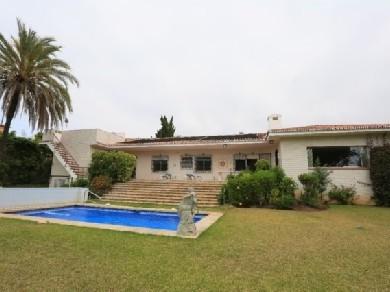 Chalet con 4 dormitorios se vende en Marbella, Costa del Sol