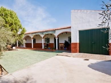 Chalet con 3 dormitorios se vende en Antequera