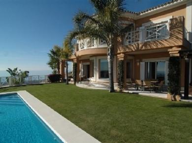 Chalet con 4 dormitorios se vende en Marbella, Costa del Sol