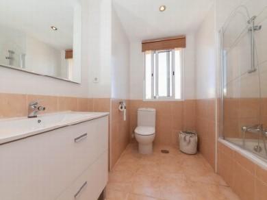 Apartamento con 3 dormitorios se vende en Casares Costa, Costa del Sol