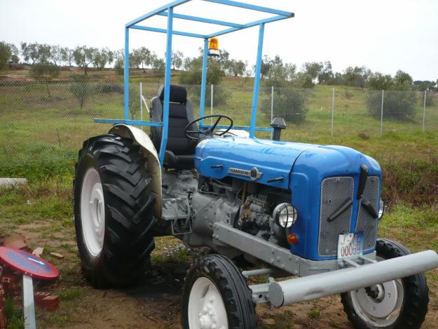 vendo carriola de 6m y tractor ebro super 55 para el rocio