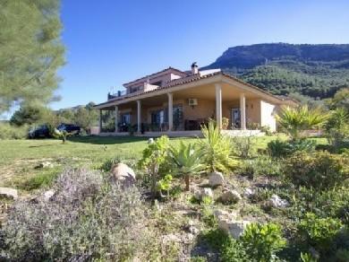 Chalet con 4 dormitorios se vende en Alhaurin el Grande