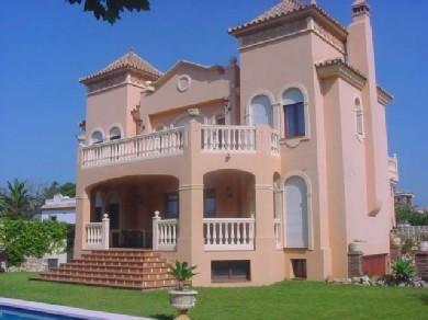 Chalet con 4 dormitorios se vende en Marbella, Costa del Sol