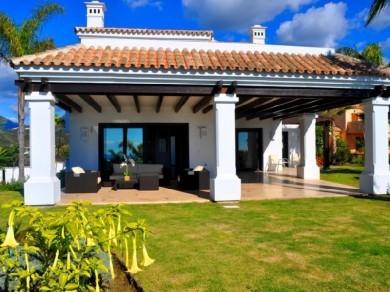 Chalet con 5 dormitorios se vende en Marbella, Costa del Sol