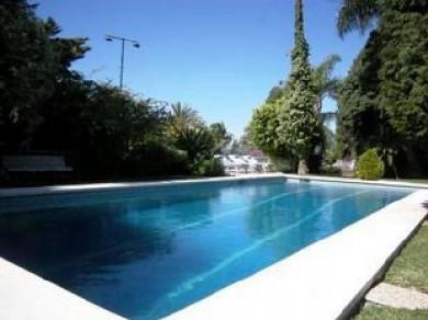 Chalet con 5 dormitorios se vende en Marbella, Costa del Sol