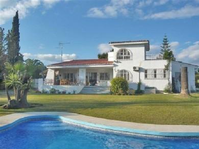 Chalet con 6 dormitorios se vende en Estepona, Costa del Sol