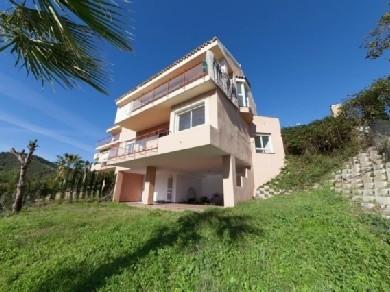 Chalet pareado con 3 dormitorios se vende en Estepona, Costa del Sol