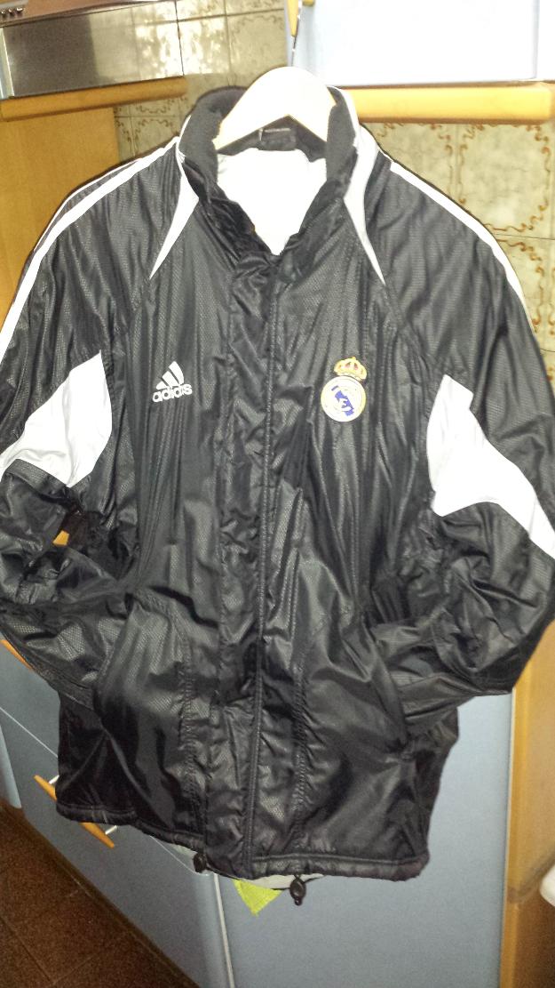 Abrigo Plumas-Polar del real Madrid, negro.