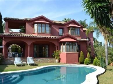 Chalet con 4 dormitorios se vende en Marbella, Costa del Sol