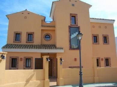 Chalet con 4 dormitorios se vende en Marbella, Costa del Sol