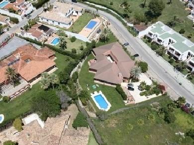 Chalet con 6 dormitorios se vende en Marbella, Costa del Sol