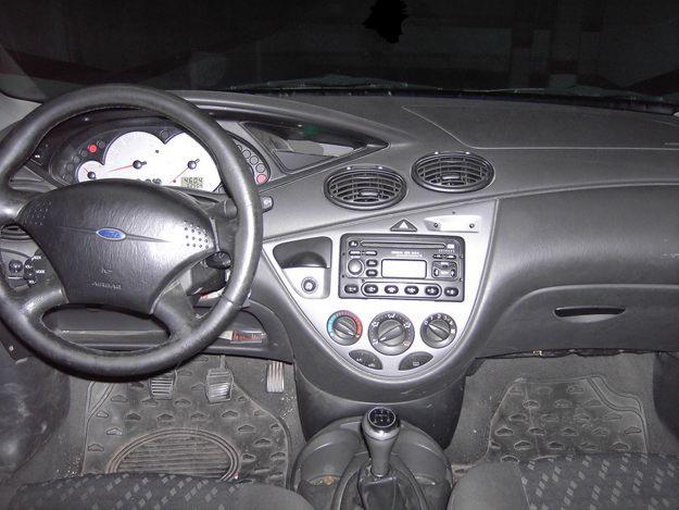 FORD FOCUS FOCUS 1.6 TREND 101cv 5p., azul, año 2001, 63000 km 5500 euros