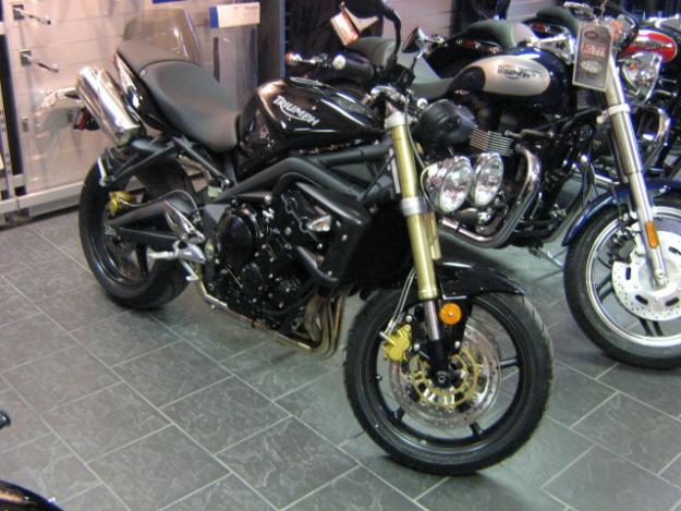 VENDO TRIUMPH STREET TRIPLE 675