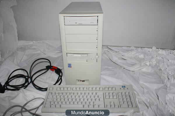 SE VENDE Torre de Ordenador y Teclado