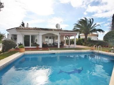 Chalet con 3 dormitorios se vende en Marbella, Costa del Sol