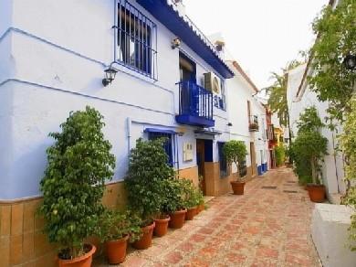 Chalet con 3 dormitorios se vende en Marbella, Costa del Sol