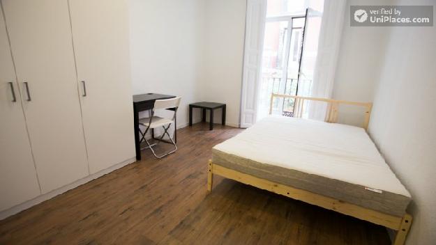 Rooms available - 10-bedroom apartment with large communal area in the most central area of Madrid