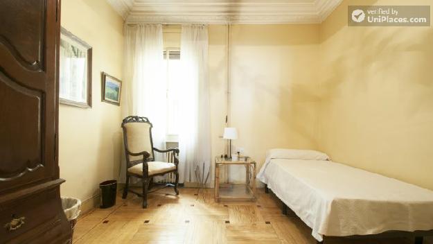 Vintage 4-bedroom apartment in vibrant Salamanca
