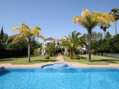 Chalet con 5 dormitorios se vende en Marbella, Costa del Sol