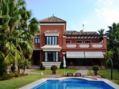 Chalet con 5 dormitorios se vende en Marbella, Costa del Sol