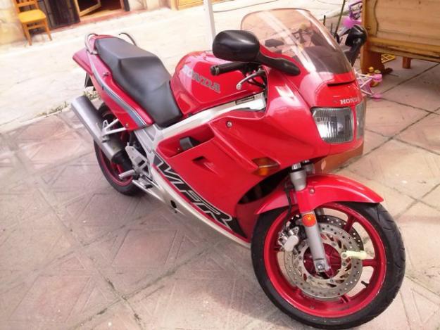 Se vende Honda VFR 750 rc36 o cambio por coche pequeño