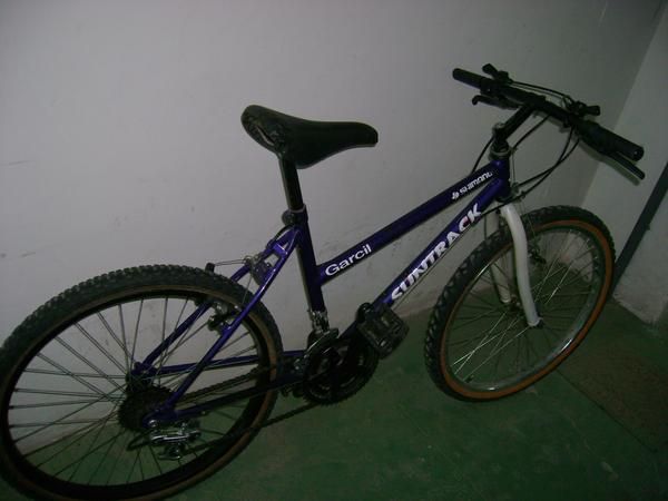 vendo bicicleta mediana de montaña .