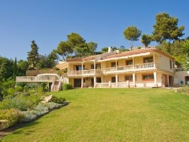 Chalet con 5 dormitorios se vende en Marbella, Costa del Sol