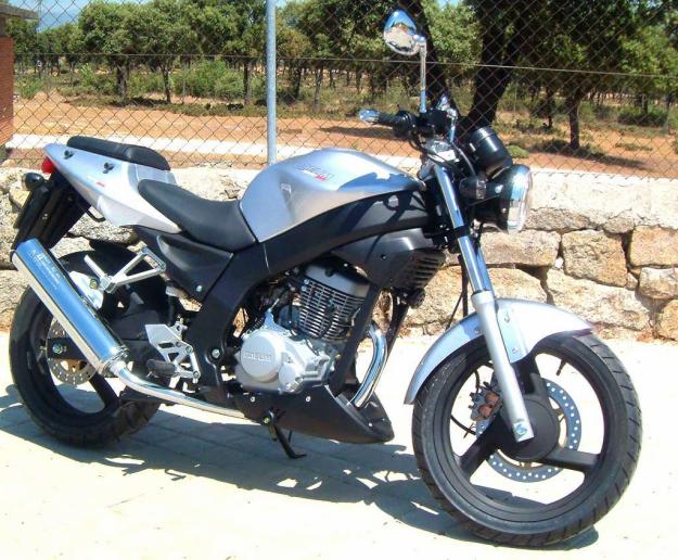 VENDO NAKED DEPORTIVA , Daelim Roadwin 125cc , naked , en buen estado , revisiones pasadas