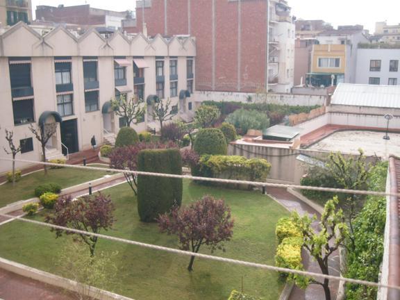 Vivienda amplia de 3 dormit y 2 salas con vistas a jardines