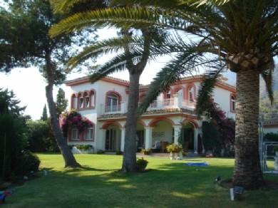 Chalet con 5 dormitorios se vende en Marbella, Costa del Sol