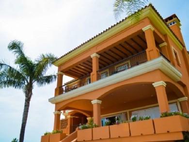 Chalet con 5 dormitorios se vende en Marbella, Costa del Sol