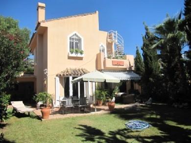 Chalet con 3 dormitorios se vende en Estepona, Costa del Sol