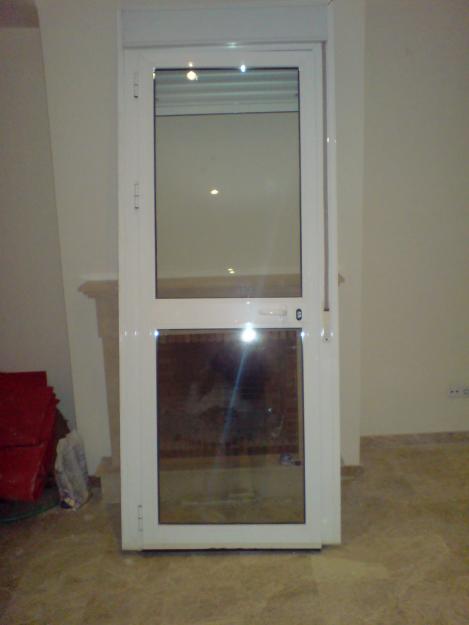 se vende puerta de aluminio lacada en blanca