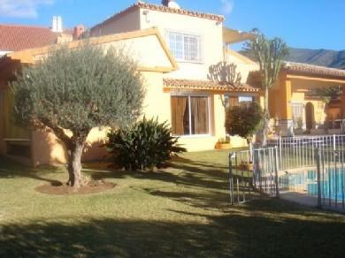 Chalet con 4 dormitorios se vende en Marbella, Costa del Sol