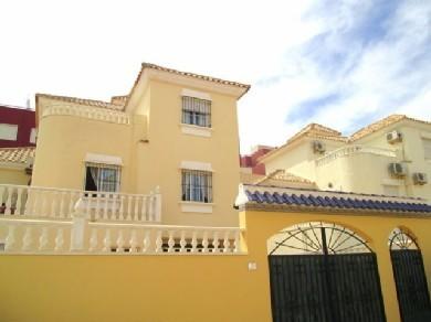 Chalet con 3 dormitorios se vende en Villamartin, Costa Blanca